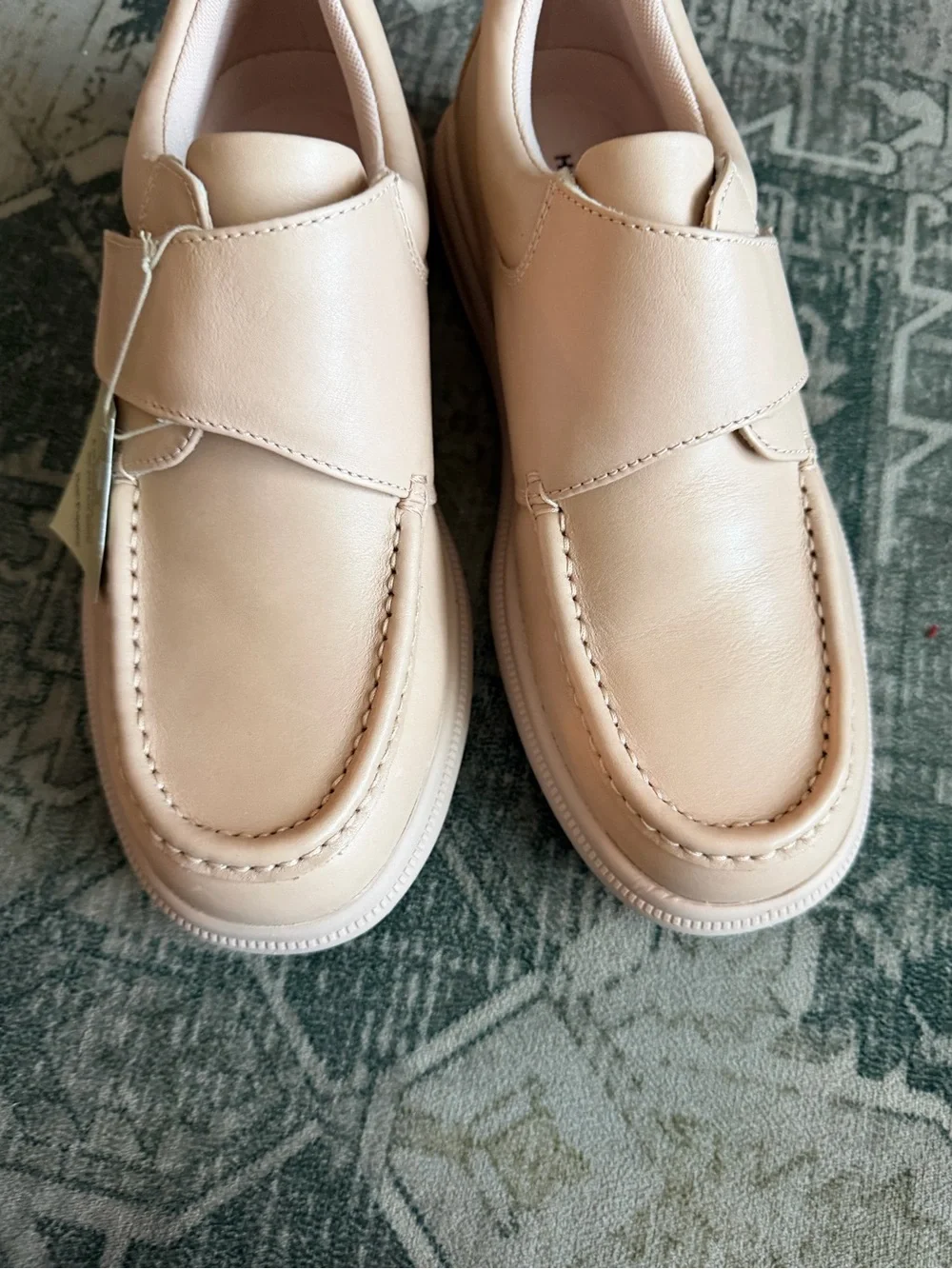 Hush Puppies Men's Gil shoes in a light pink color size 9